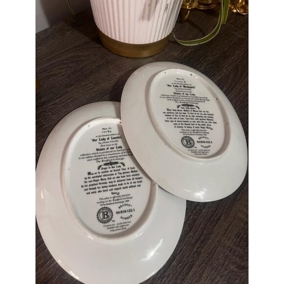 Set of 2 Our Lady of Lourdes Collector Plate: Hector Garrido Porcelain 1994 - Picture 7 of 10